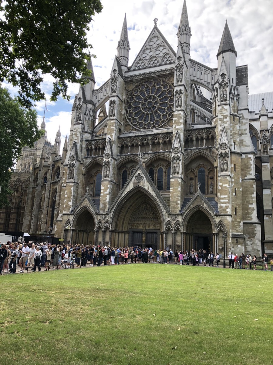 Westminster Abbey line in the front entrance in London