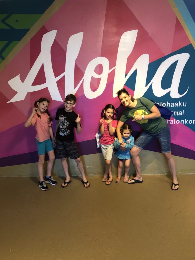 Mom and 4 kids at the ALoha sign at the Sheraton in Kona, Hawaii