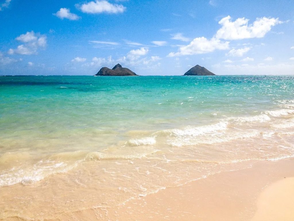 white sand, blue water and small islands off the coast of Lanikai Beach on Oahu, Hawaii 